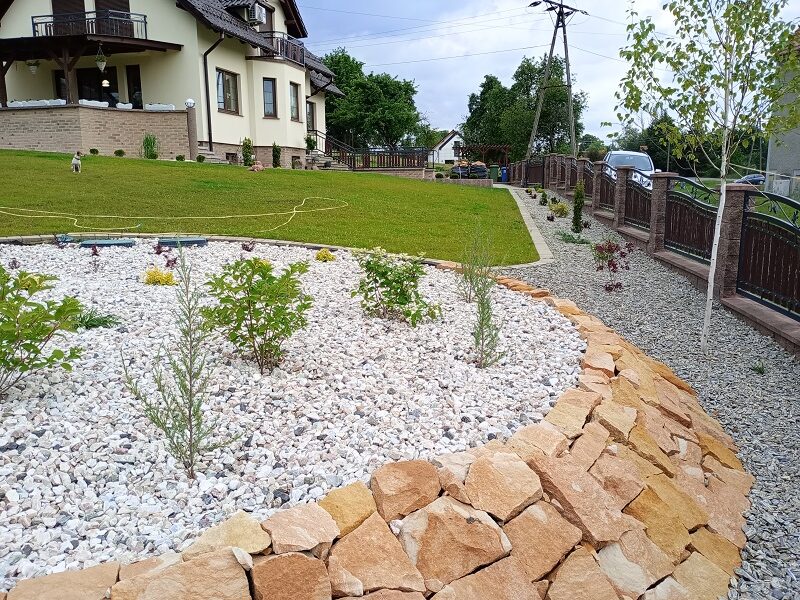 Płaski kamień ogrodowy do ogrodu na skalniak murowy